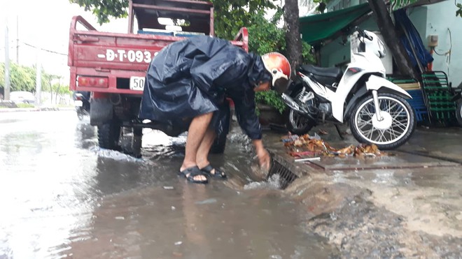 Mưa trắng trời, nhiều phương tiện bì bõm trên các tuyến đường ở Sài Gòn - Ảnh 8.