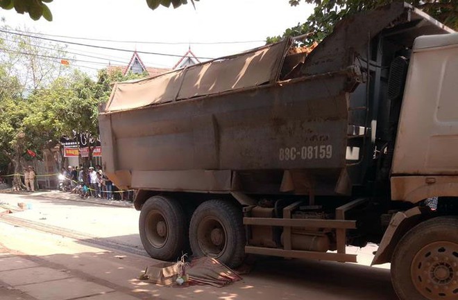 Ô tô tải cán hai vợ chồng đi xe máy tử vong ở Vĩnh Phúc - Ảnh 1.