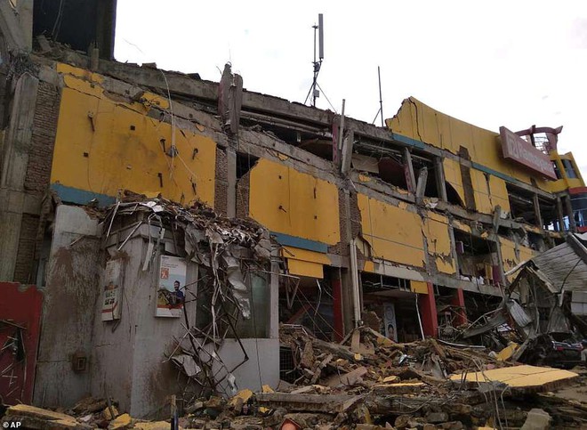 Những hình ảnh tang thương do thảm họa động đất, sóng thần ở Indonesia - Ảnh 12.
