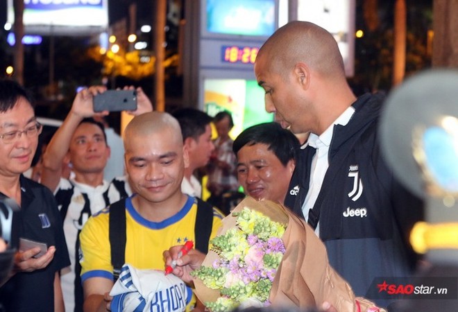 Đến Việt Nam, nhà vô địch World Cup ăn gỏi cá, cổ vũ Ronaldo và Juventus - Ảnh 2.