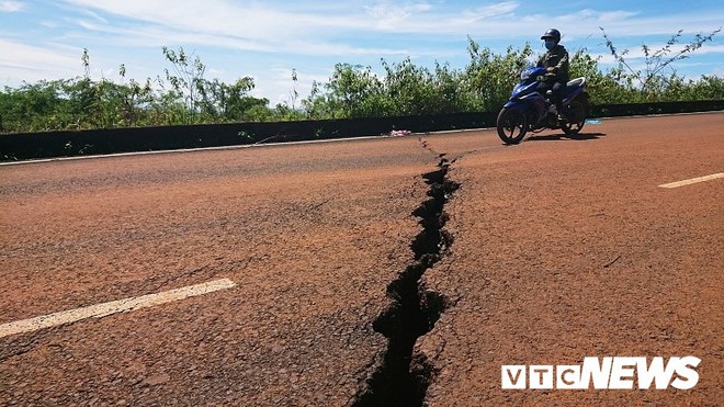 Dân liều mình phá rào chắn qua đoạn đường sụt lún nghiêm trọng ở Đắk Nông - Ảnh 5.