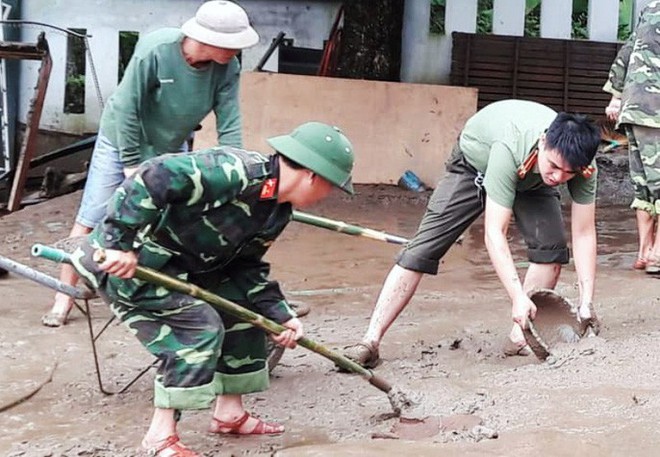 Bộ đội, công an lội bùn, lội suối giúp dân khắc phục mưa lũ - Ảnh 1.