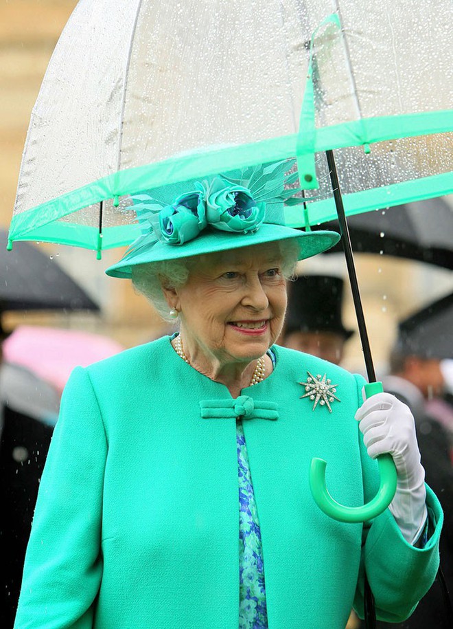 Những hình ảnh chứng tỏ niềm đam mê mãnh liệt của Nữ hoàng Anh với những chiếc ô lồng chim đủ màu sắc - Ảnh 1.