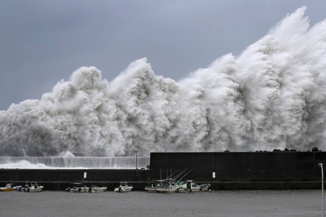 Siêu bão Jebi tấn công Nhật Bản: Thước phim dữ dội của The Guardian - Ảnh 5.