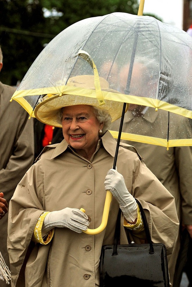 Những hình ảnh chứng tỏ niềm đam mê mãnh liệt của Nữ hoàng Anh với những chiếc ô lồng chim đủ màu sắc - Ảnh 3.