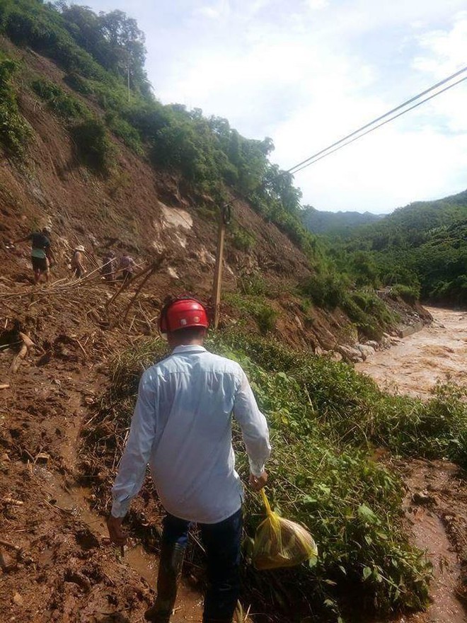 Lập phòng khám dã chiến cứu trợ người dân vùng lũ Thanh Hoá - Ảnh 6.