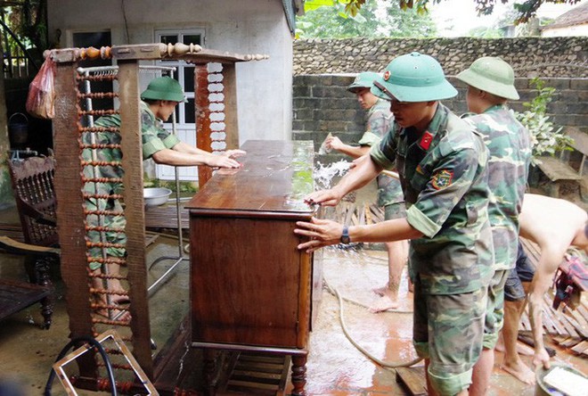 Bộ đội, công an lội bùn, lội suối giúp dân khắc phục mưa lũ - Ảnh 6.