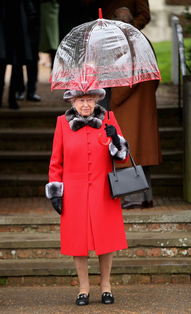 Những hình ảnh chứng tỏ niềm đam mê mãnh liệt của Nữ hoàng Anh với những chiếc ô lồng chim đủ màu sắc - Ảnh 6.