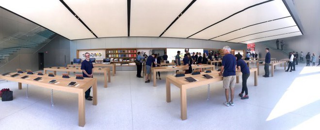 Bí mật khiến ai cũng phải bất ngờ về những chiếc bàn gỗ trong tất cả cửa hàng Apple Store - Ảnh 1.