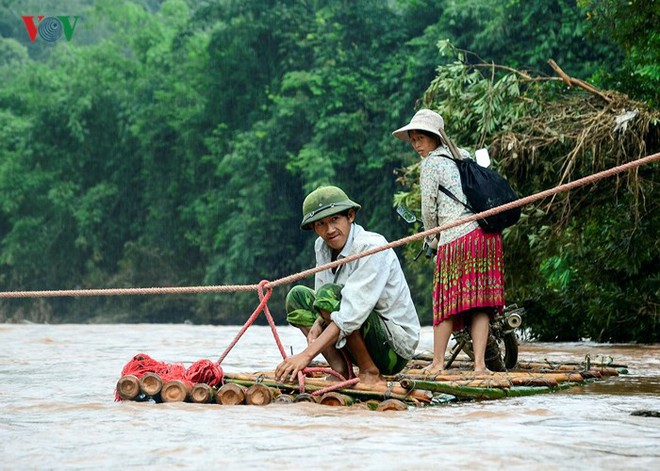 Điện Biên: Vẫn còn cảnh học sinh chui túi nilon vượt suối lũ tới trường - Ảnh 2.