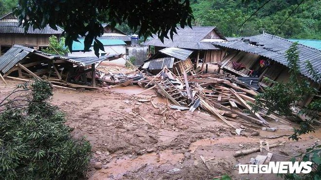 Mưa lũ, sạt lở kinh hoàng ở Thanh Hóa: 700 học sinh vùng tâm lũ lỡ ngày khai giảng - Ảnh 2.