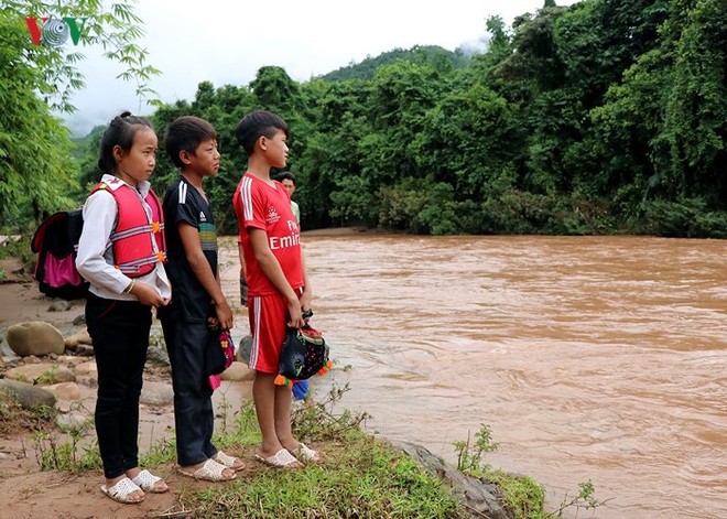 Điện Biên: Vẫn còn cảnh học sinh chui túi nilon vượt suối lũ tới trường - Ảnh 12.