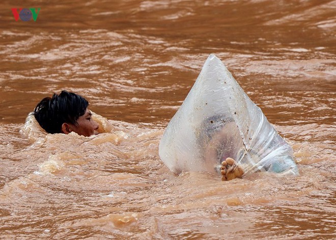 Điện Biên: Vẫn còn cảnh học sinh chui túi nilon vượt suối lũ tới trường - Ảnh 15.
