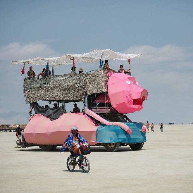 Chùm ảnh: Lễ hội hoang dại Burning Man 2018 sẽ khiến bạn ngỡ như đang lạc vào một bộ phim khoa học viễn tưởng - Ảnh 17.