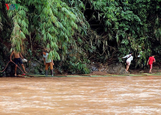 Điện Biên: Vẫn còn cảnh học sinh chui túi nilon vượt suối lũ tới trường - Ảnh 18.