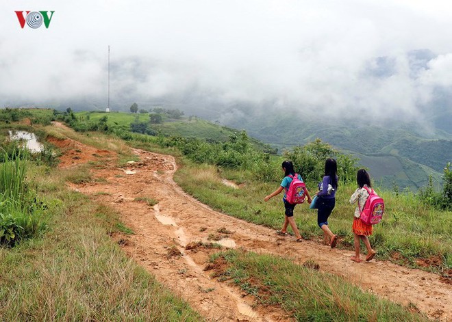 Điện Biên: Vẫn còn cảnh học sinh chui túi nilon vượt suối lũ tới trường - Ảnh 20.