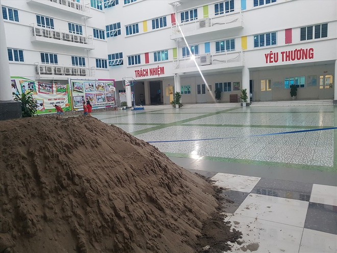 Trước khai giảng, trường học kêu cứu Chủ tịch UBND TP Hà Nội vì bị đổ ngập cát, gạch - Ảnh 3.