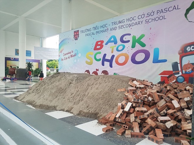 Trước khai giảng, trường học kêu cứu Chủ tịch UBND TP Hà Nội vì bị đổ ngập cát, gạch - Ảnh 4.