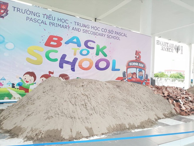 Trước khai giảng, trường học kêu cứu Chủ tịch UBND TP Hà Nội vì bị đổ ngập cát, gạch - Ảnh 5.