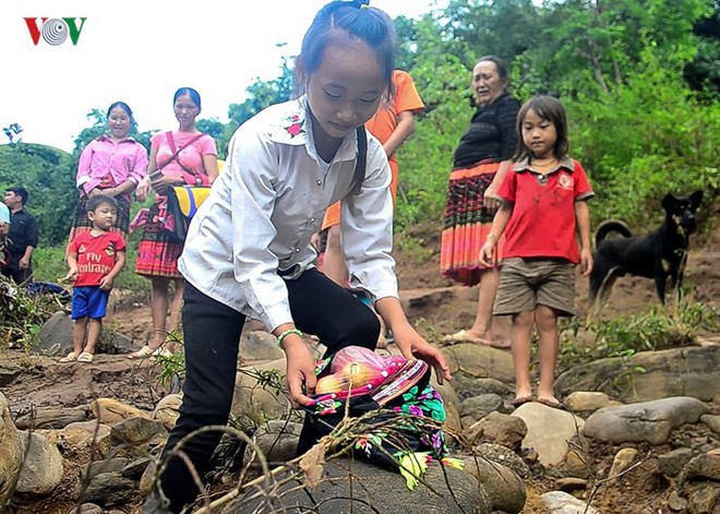 Điện Biên: Vẫn còn cảnh học sinh chui túi nilon vượt suối lũ tới trường - Ảnh 5.