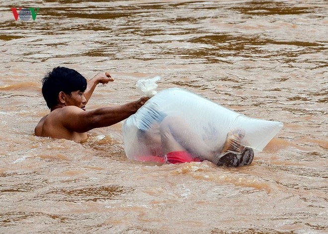 Điện Biên: Vẫn còn cảnh học sinh chui túi nilon vượt suối lũ tới trường - Ảnh 9.