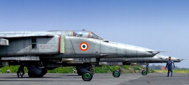 Video: Khoảnh khắc MiG-27 của Ấn Độ nổ tung khi đang cất cánh - Ảnh 1.
