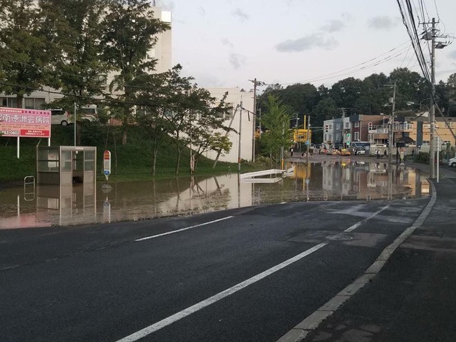 Hình ảnh: Nhật Bản hoang tàn, đổ nát sau liên tiếp siêu bão Jebi và động đất 6 độ Richter ở Hokkaido - Ảnh 5.