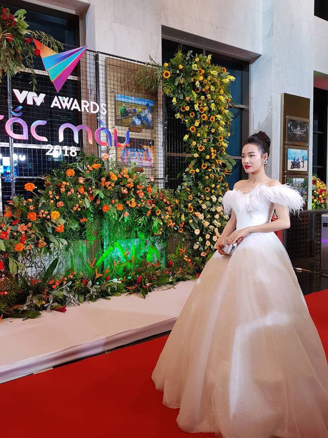 Giữa tin đồn mang bầu, Nhã Phương xuất hiện lộng lẫy tại VTV Awards - Ảnh 7.