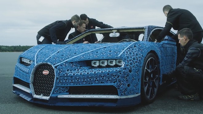 Điên rồ siêu xe Bugatti làm từ 1 triệu mảnh Lego, chạy bon bon trên đường  - Ảnh 1.