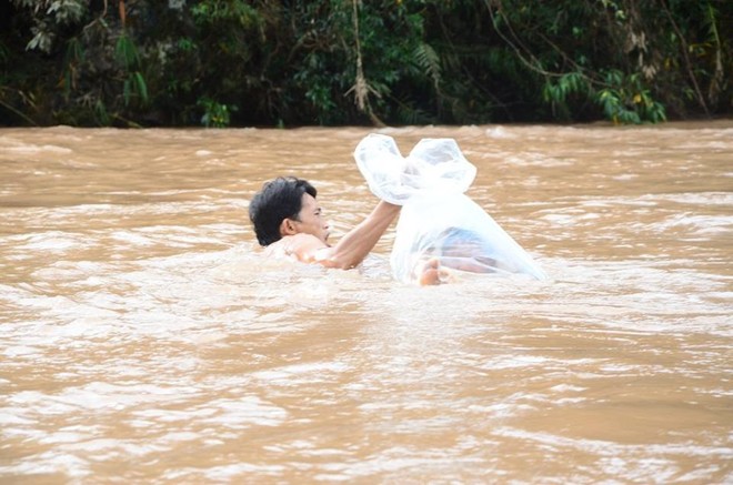 Nặng lòng tâm sự của thầy giáo 30 năm cắm bản, nơi học sinh chui nilon vượt suối đến trường - Ảnh 3.