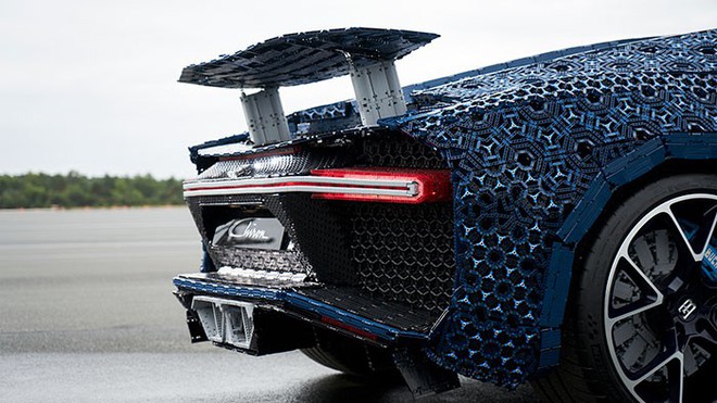 Điên rồ siêu xe Bugatti làm từ 1 triệu mảnh Lego, chạy bon bon trên đường  - Ảnh 3.