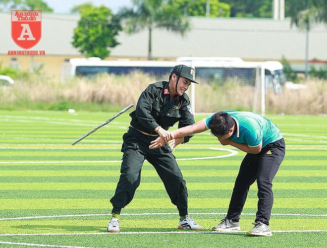 Mãn nhãn với những màn biểu diễn võ thuật của Cảnh sát cơ động - Ảnh 4.