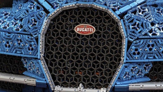 Điên rồ siêu xe Bugatti làm từ 1 triệu mảnh Lego, chạy bon bon trên đường  - Ảnh 4.