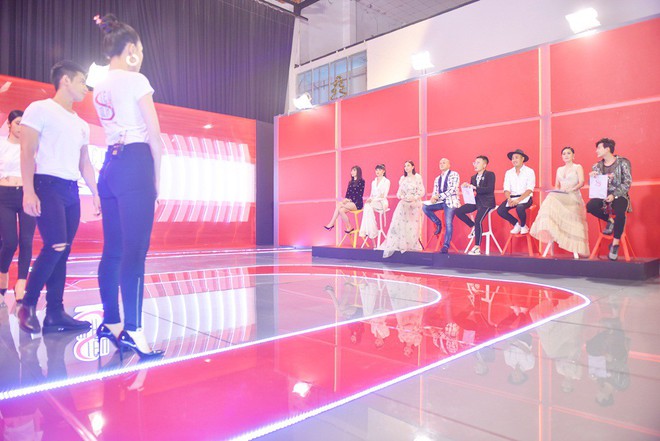 Thái độ hất hàm khó chịu của Kỳ Duyên khi bị Hương Giang ngắt lời - Ảnh 2.