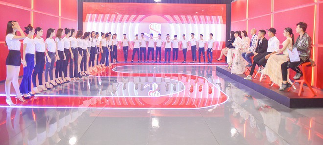 Thái độ hất hàm khó chịu của Kỳ Duyên khi bị Hương Giang ngắt lời - Ảnh 8.