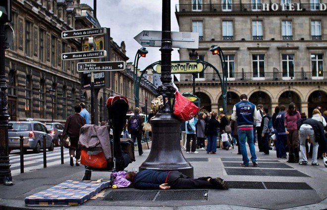 Một Paris rất khác: Không có ánh hào quang hoa lệ, người vô gia cư sống vạ vật, lay lắt trên những con phố bẩn thỉu ngập ngụa rác - Ảnh 2.