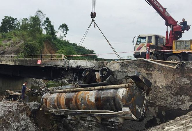 Cầu trơ lõi thép sau vụ cháy xe bồn trên cao tốc Nội Bài - Lào Cai - Ảnh 1.