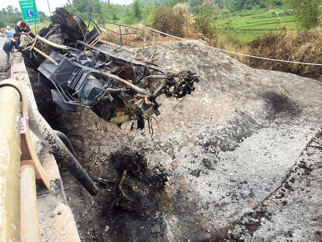 Cầu trơ lõi thép sau vụ cháy xe bồn trên cao tốc Nội Bài - Lào Cai - Ảnh 2.