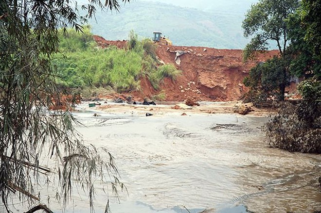 Cận cảnh 33 nhà dân bị lũ bùn thải quặng nhấn chìm ở Lào Cai - Ảnh 2.