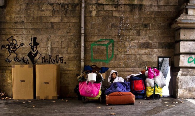 Một Paris rất khác: Không có ánh hào quang hoa lệ, người vô gia cư sống vạ vật, lay lắt trên những con phố bẩn thỉu ngập ngụa rác - Ảnh 6.