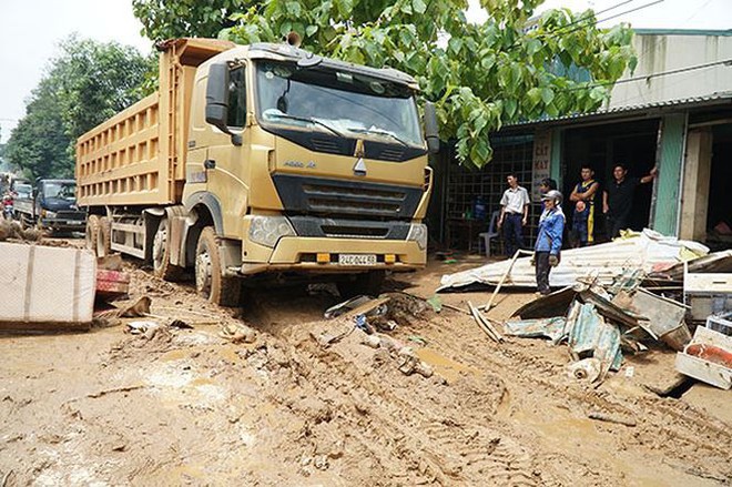 Cận cảnh 33 nhà dân bị lũ bùn thải quặng nhấn chìm ở Lào Cai - Ảnh 10.