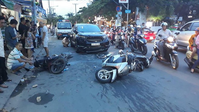 ‘Ô tô điên’ đâm liên hoàn nhiều xe máy, hơn 3 người bị thương ở Sài Gòn - Ảnh 1.