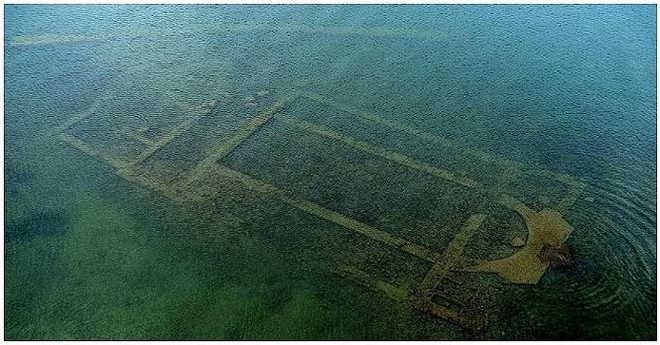 Phát hiện nhà thờ khổng lồ cổ chứa nhiều mộ 1.600 tuổi dưới đáy hồ - Ảnh 1.