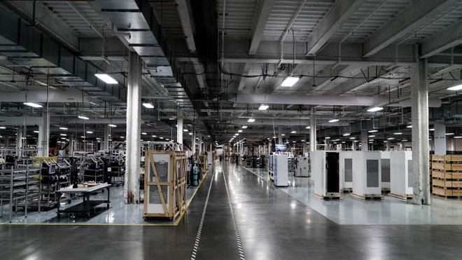 Làm việc trong nhà máy Gigafactory khổng lồ của Tesla sẽ như thế nào? - Ảnh 1.