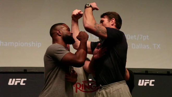 Nhà vô địch UFC hạ gục đối thủ bất bại, bật khóc trước món quà bất ngờ - Ảnh 2.