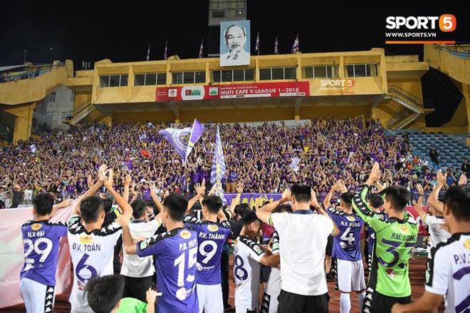 Văn Quyết, Thành Lương bế 2 quý tử ăn mừng trong ngày CLB Hà Nội lên ngôi vô địch sớm - Ảnh 1.