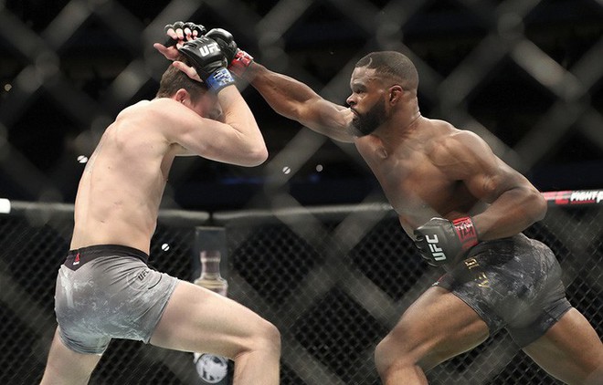 Nhà vô địch UFC hạ gục đối thủ bất bại, bật khóc trước món quà bất ngờ - Ảnh 4.