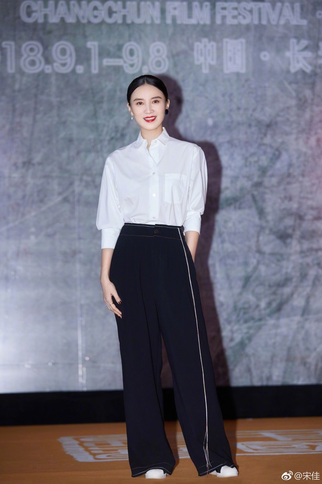 Fan cuồng bất ngờ quỳ xuống với hoa và nhẫn cầu hôn, bị sao nữ từ chối đành lủi thủi ra về - Ảnh 5.