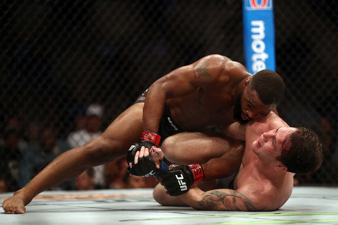 Nhà vô địch UFC hạ gục đối thủ bất bại, bật khóc trước món quà bất ngờ - Ảnh 6.