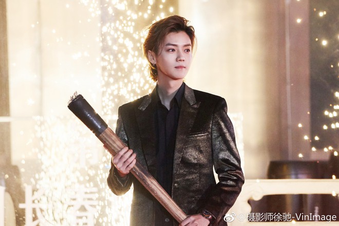 Fan cuồng bất ngờ quỳ xuống với hoa và nhẫn cầu hôn, bị sao nữ từ chối đành lủi thủi ra về - Ảnh 6.